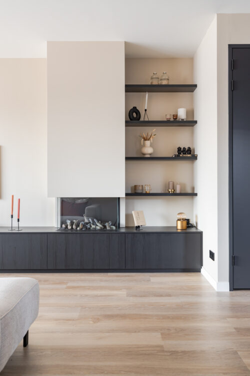witte elektrische openhaard in de woonkamer