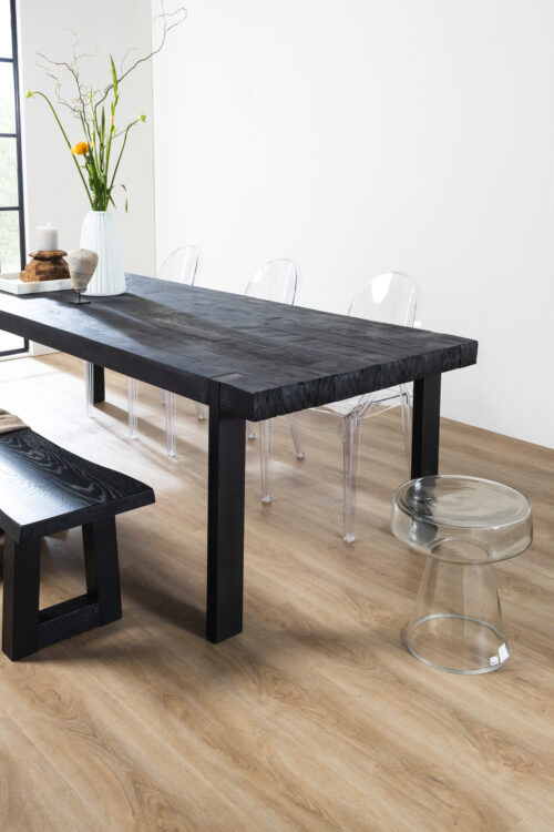 zwarte eettafel op een Therdex pvc vloer