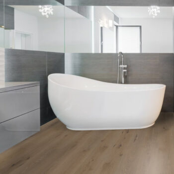 Therdex pvc vloer in de badkamer met heerlijk ligbad