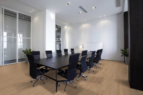 Zwarte tafel in kantoorruimte met Therdex 2010 pvc vloer