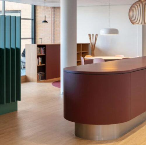 Ovale balie op therdex pvc vloer in ruimte