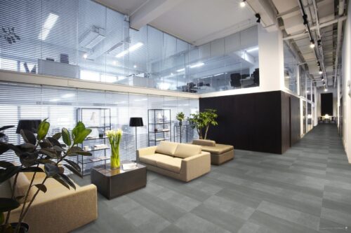 beton look pvc vloer in wachtruimte