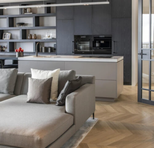 Grijze lounge bank op een hongaarse punt pvc vloer van Therdex 6541