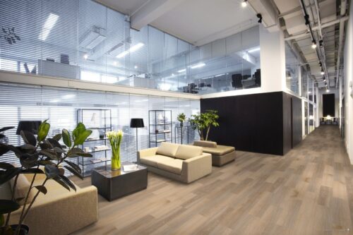Beige bank op pvc vloer