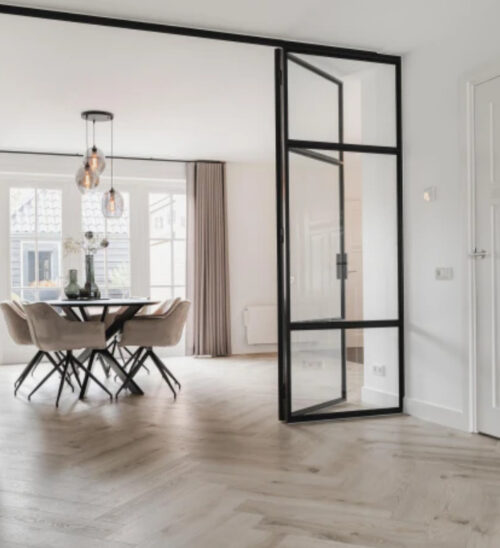 ronde eetkamertafel met eetkamerstoelen op pvc vloer