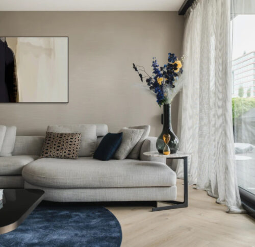 Grijze lounge bank in woonkamer