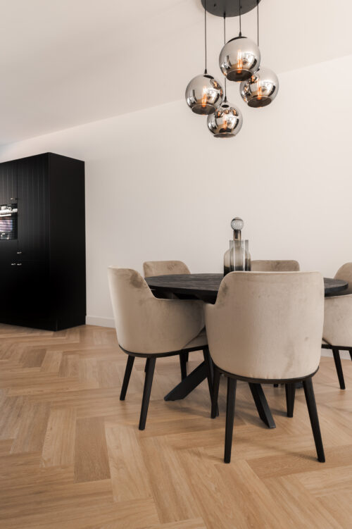 ronde eettafel op een therdex pvc visgraat vloer