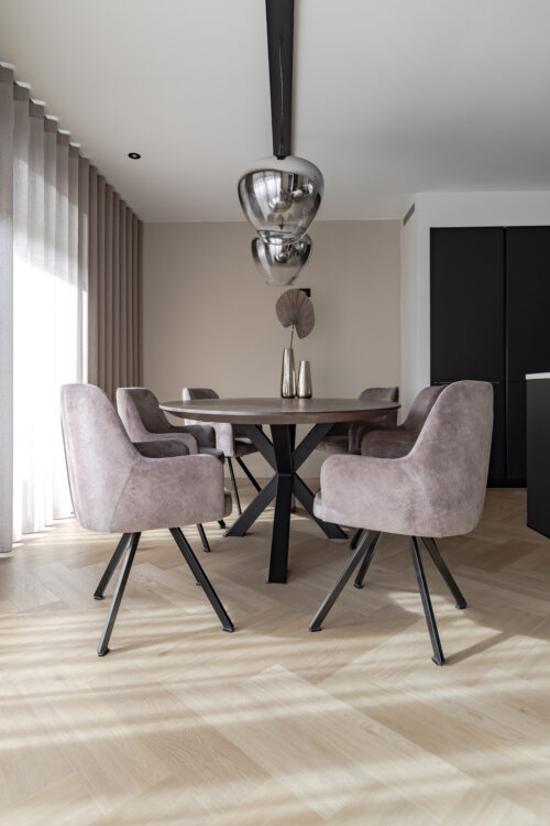 ovale eettafel op een therdex visgraat pvc vloer