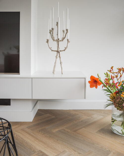 Vaas met bloemen op een pvc visgraat vloer van Therdex