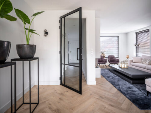 modern interieur met stalen zwarte deur