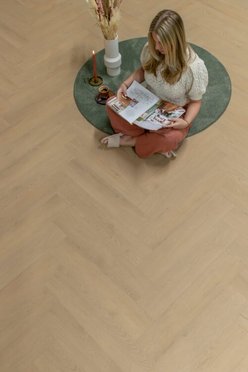 pvc mystiq 1902 visgraat vrouw leest boek op een stoel