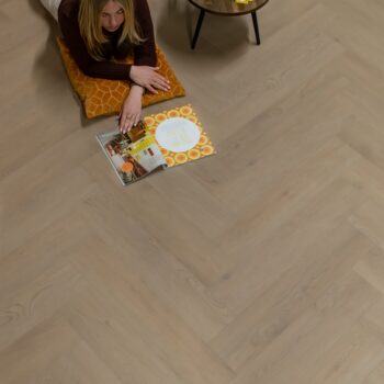 pvc mystiq 1903 visgraat vrouw leest boek