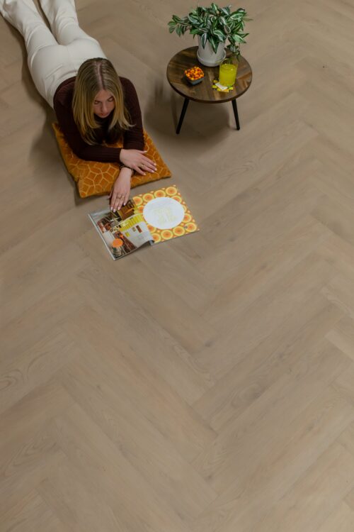 pvc mystiq 1903 visgraat vrouw leest boek