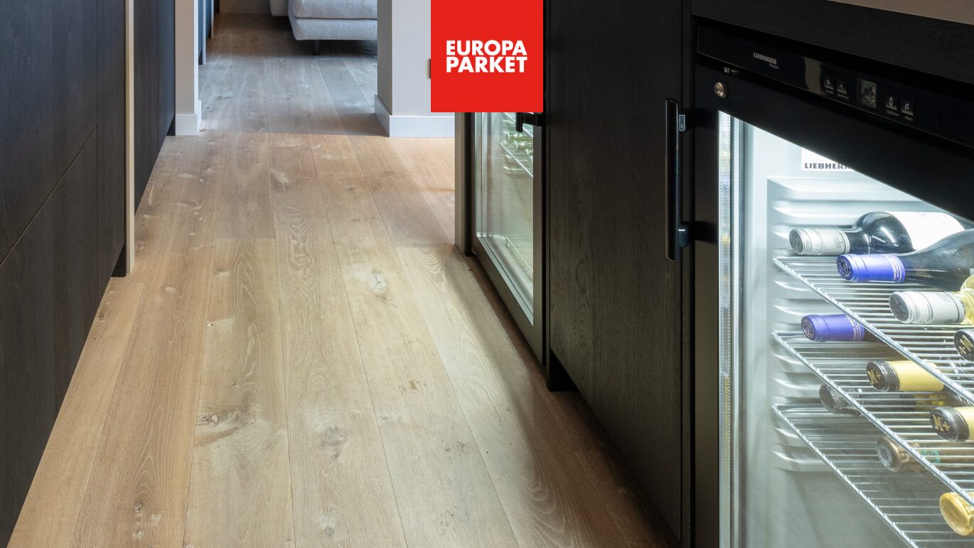 In stroken gelegd planed oak houten vloer wijnkoeling