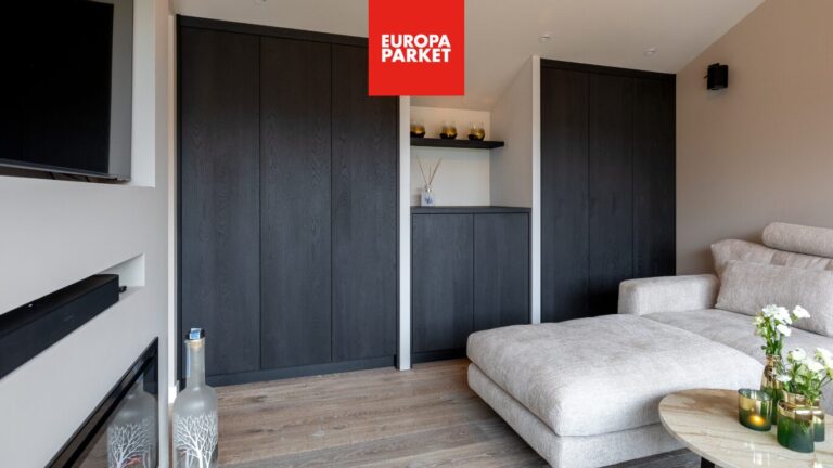 In stroken gelegd planed oak houten vloer lounge bank