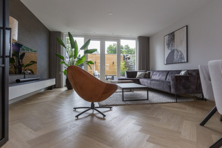 Therdex pvc vloer in de woonkamer visgraat patroon