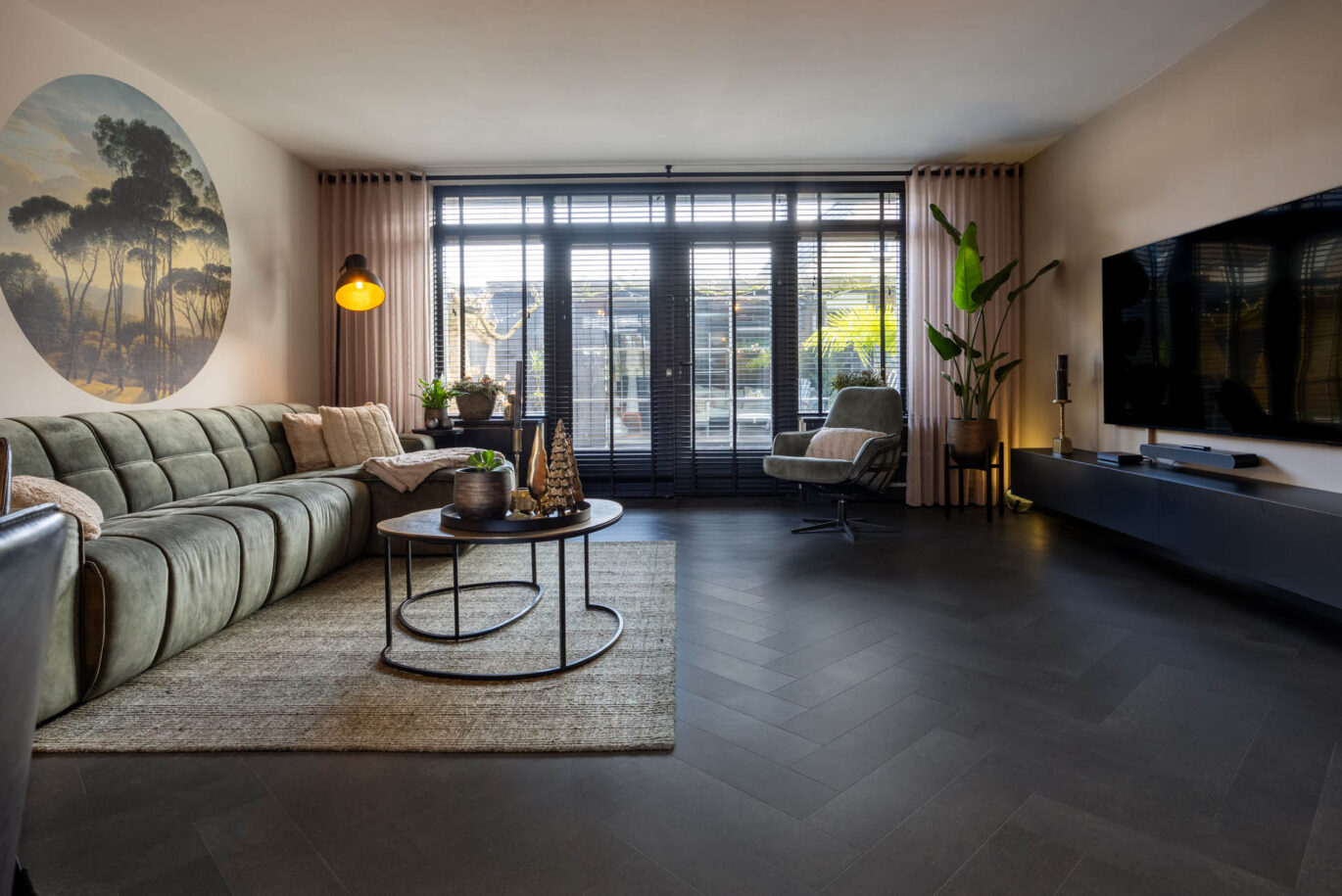pvc visgraat vloer in betonlook tegel decor