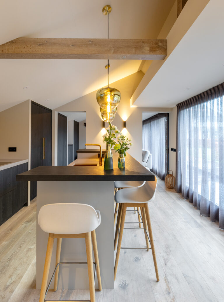 Europa Parket houten vloer white wash Keuken bar met verlichting aan