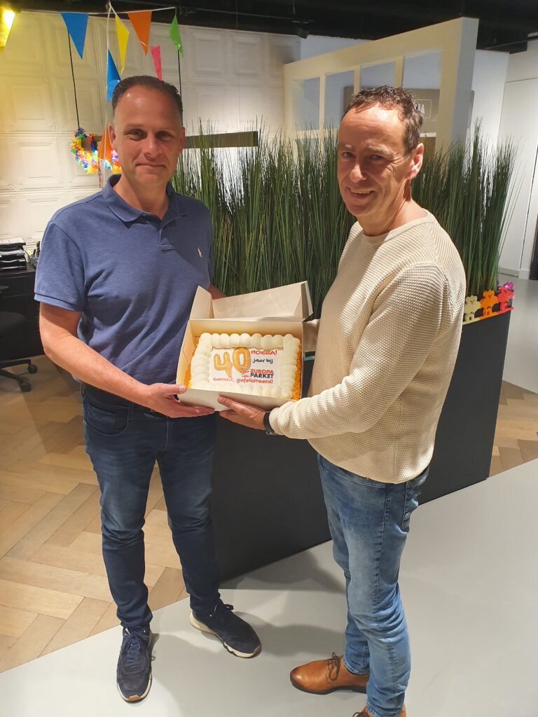 Gerard 40 jaar in dienst met taart en bedrijfsleider