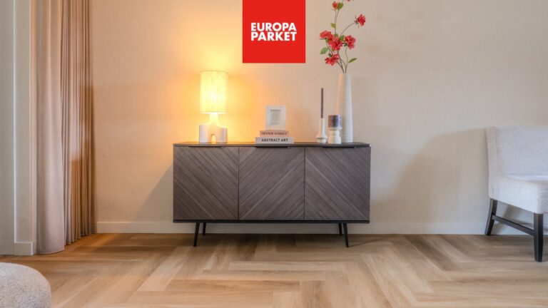 Europa parket private label pvc vloer in elleboogpatroon licht aan op dressoir