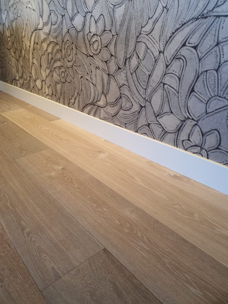 Houten vloer met mdf plint