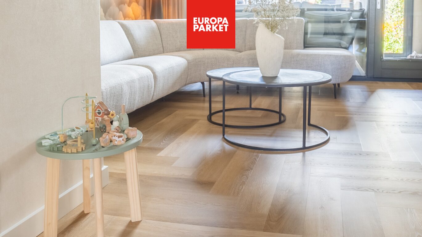 Europa parket private label pvc vloer in elleboogpatroon in de woonkamer kinderspeeltafel