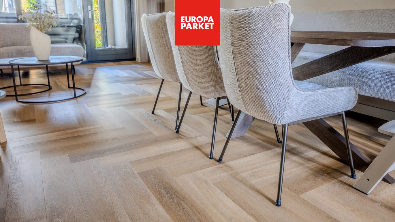 Europa parket private label pvc vloer in elleboogpatroon eetkamerset