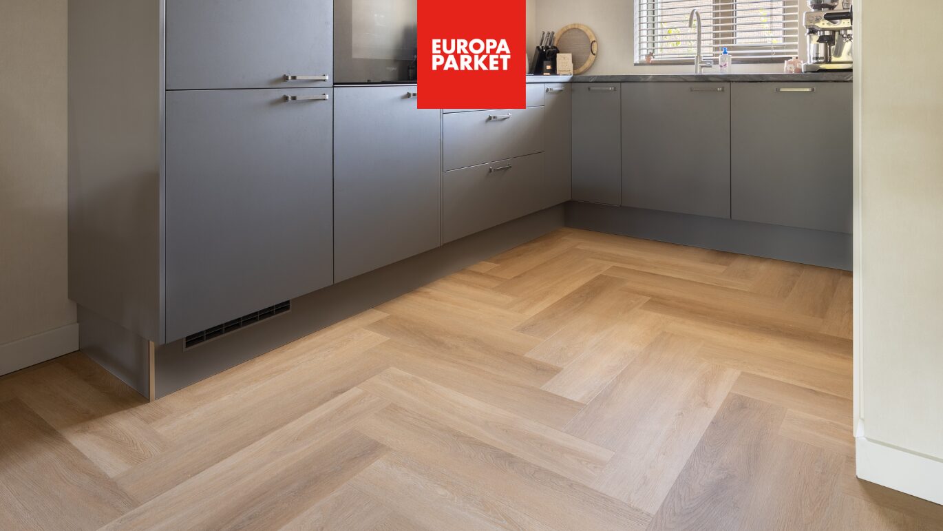Europa parket private label pvc vloer in elleboogpatroon in de keuken