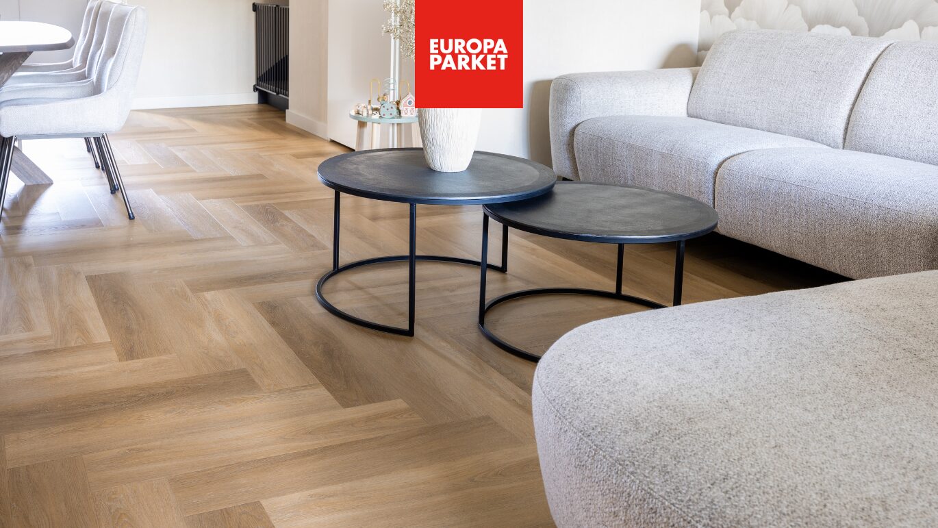 Europa parket private label pvc vloer in elleboogpatroon woonkamer zwarte salontafelset