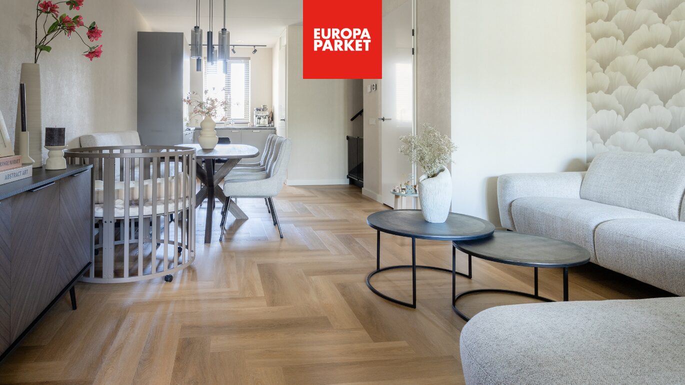 Europa parket private label pvc vloer in elleboogpatroon woon en eetkamer