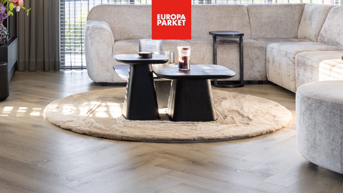 Project Therdex visgraat pvc vloer woonkamer rond vloerkleed hoekbank