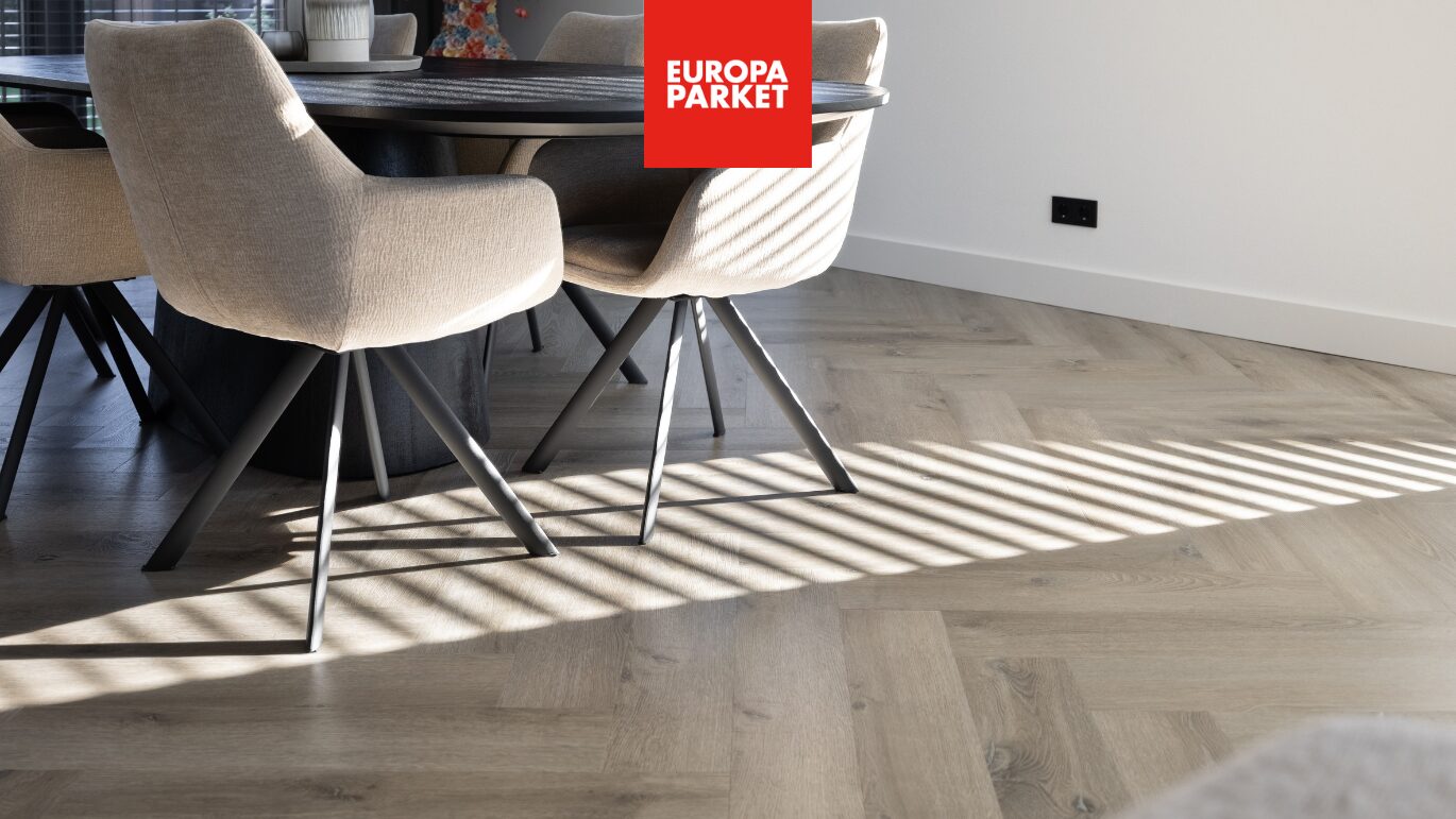 Project Therdex visgraat pvc vloer eetkamer ovale zwarte tafel