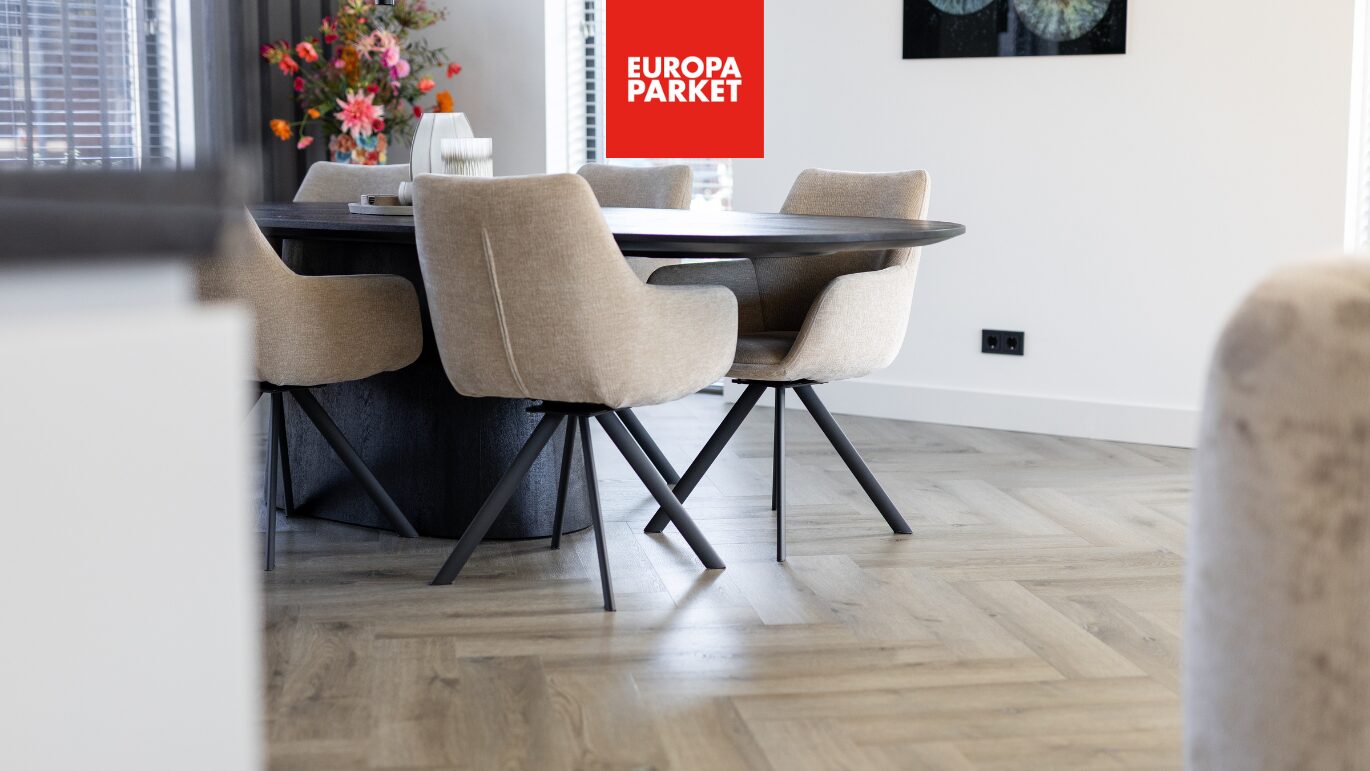 Project Therdex visgraat pvc vloer eetkamer zwarte ovale tafel