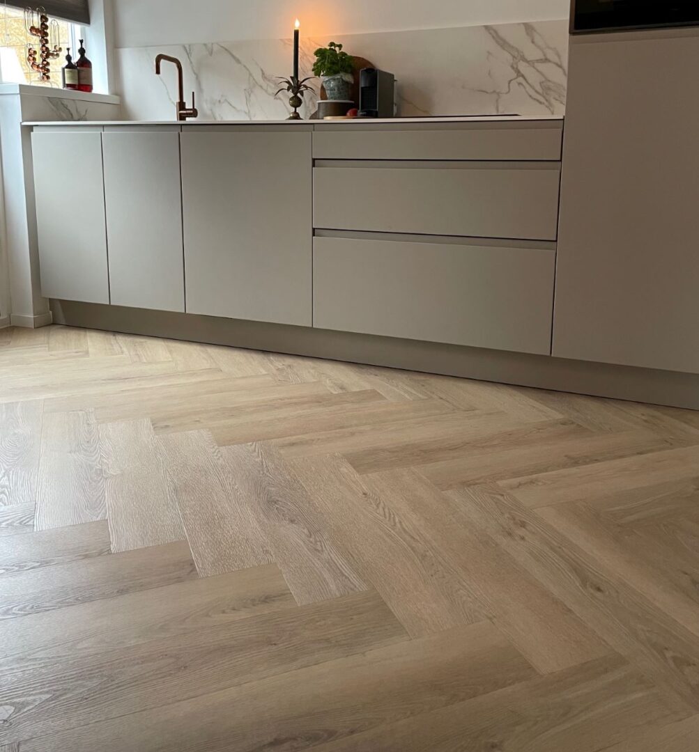 private label pvc visgraat vloer in de keuken