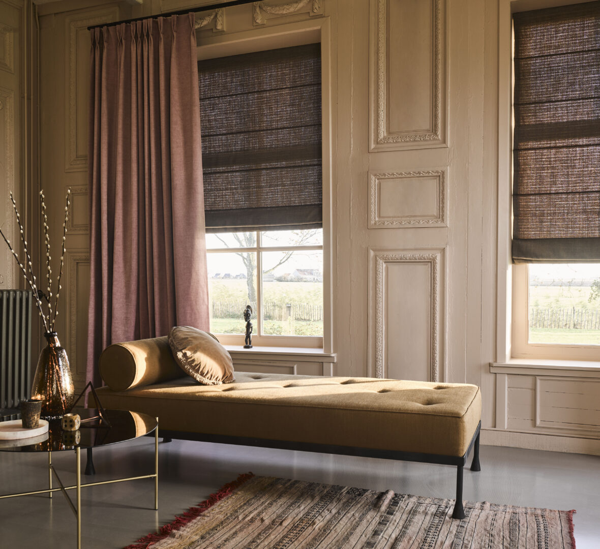 vouwgordijn en gordijn lounge bank paars met gouden details