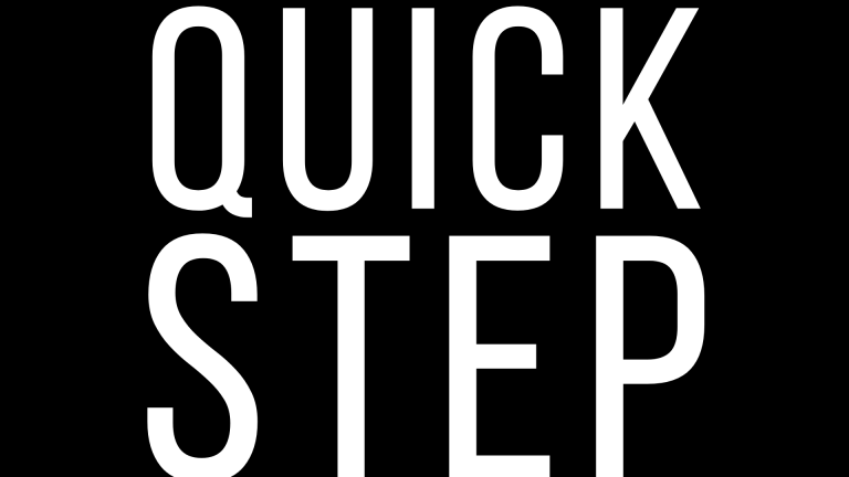 Quick step zwart blokje witte tekst