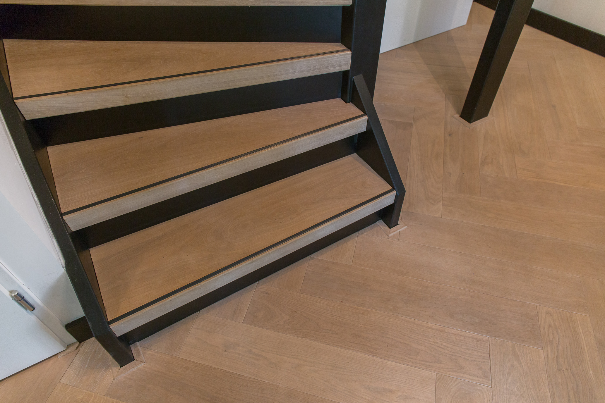 Eiken houten traprenovatie zwarte stootborden