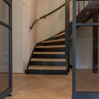 Eiken houten traprenovatie zwarte stootborden