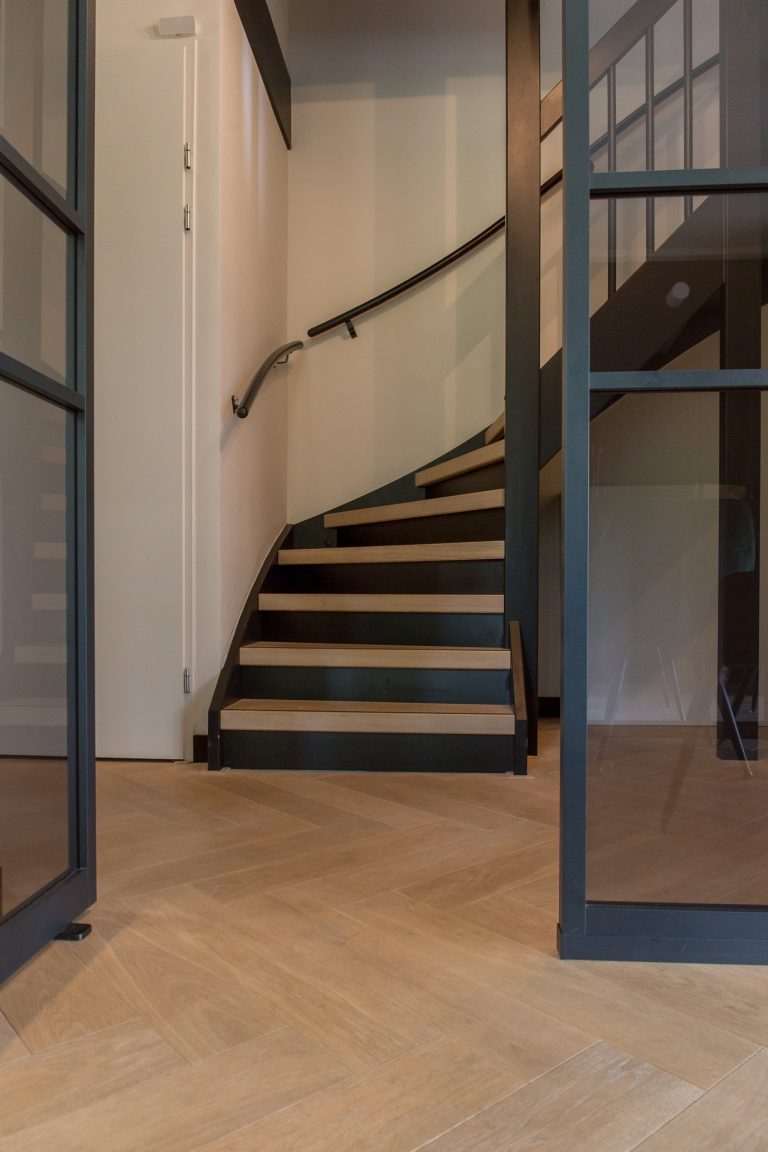 Eiken houten traprenovatie zwarte stootborden