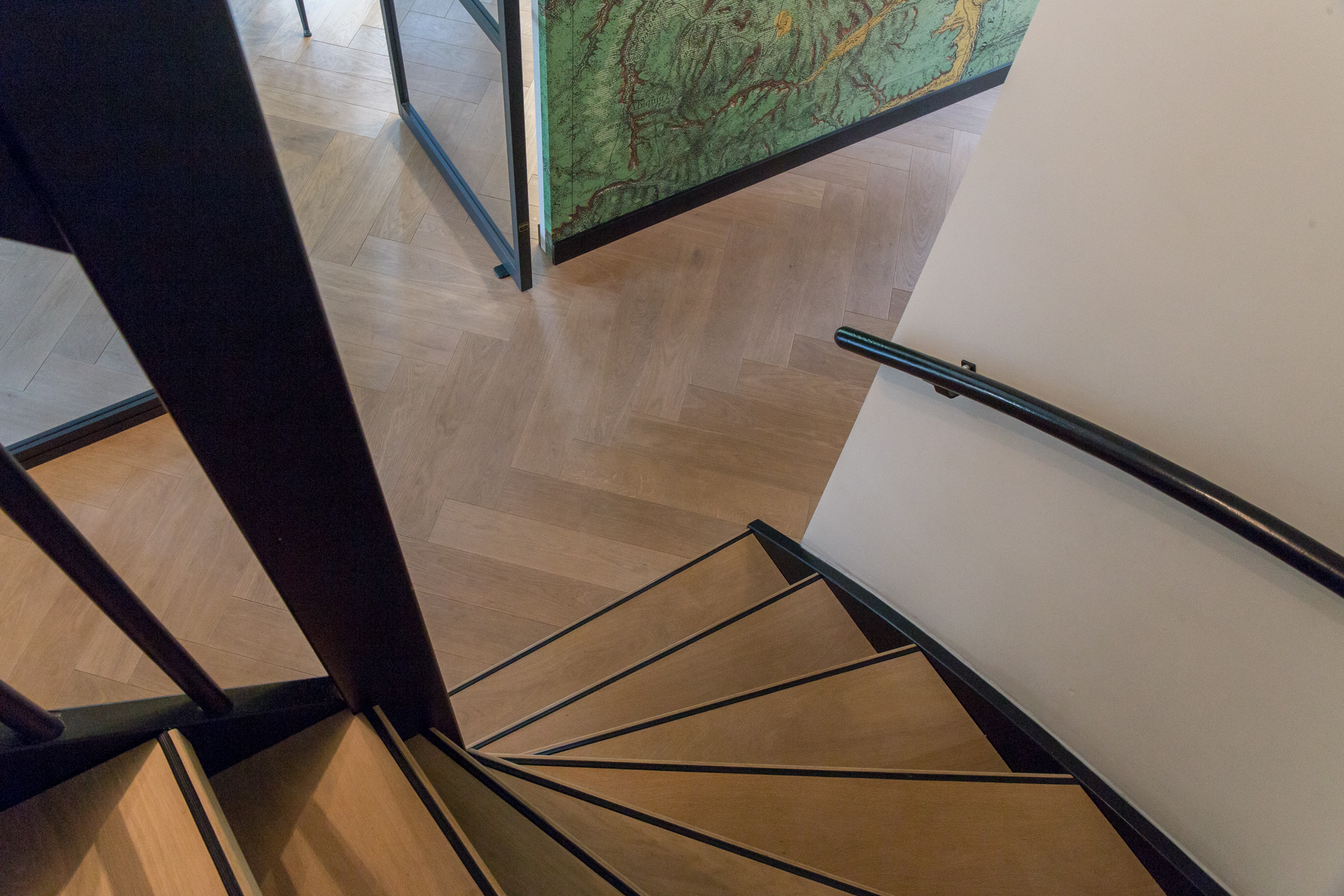 Eiken houten traprenovatie zwarte stootborden