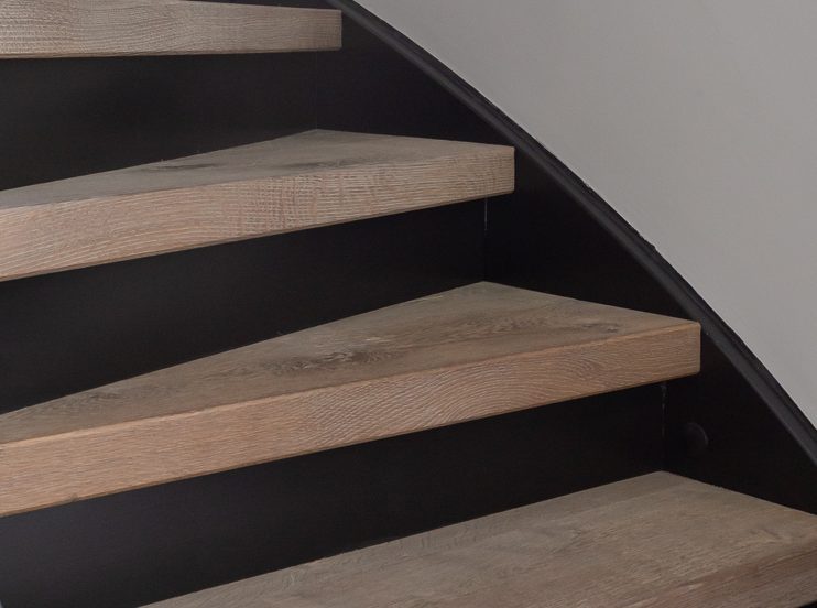 Eiken houten traprenovatie Raftwood old Copper met zwarte stootborden