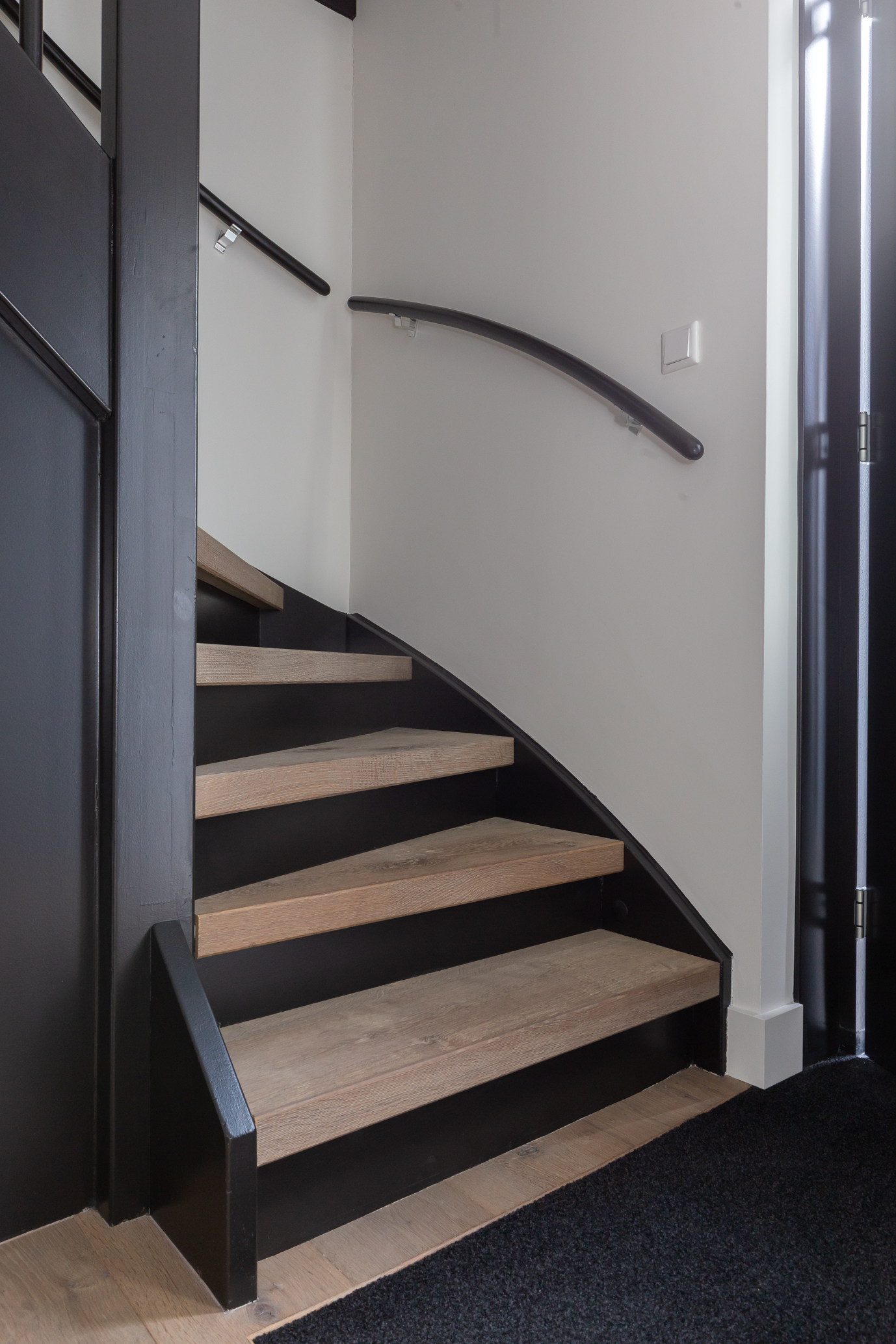 Eiken houten traprenovatie Raftwood old Copper met zwarte stootborden