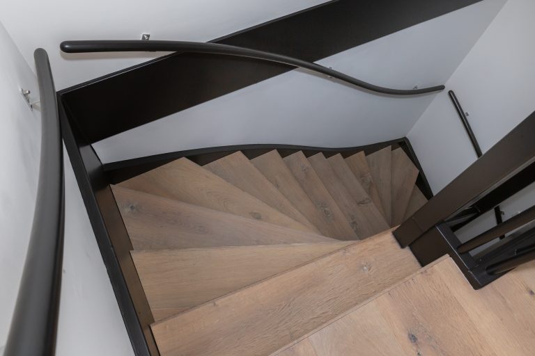 Eiken houten traprenovatie Raftwood old Copper met zwarte stootborden