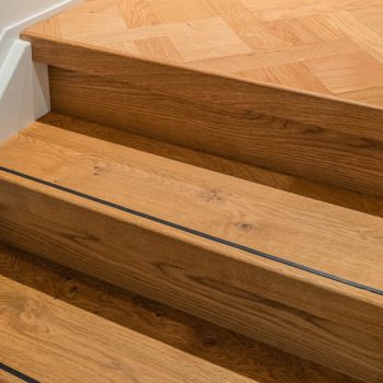 Traprenovatie eiken rustiek met Versailles plateau patroon