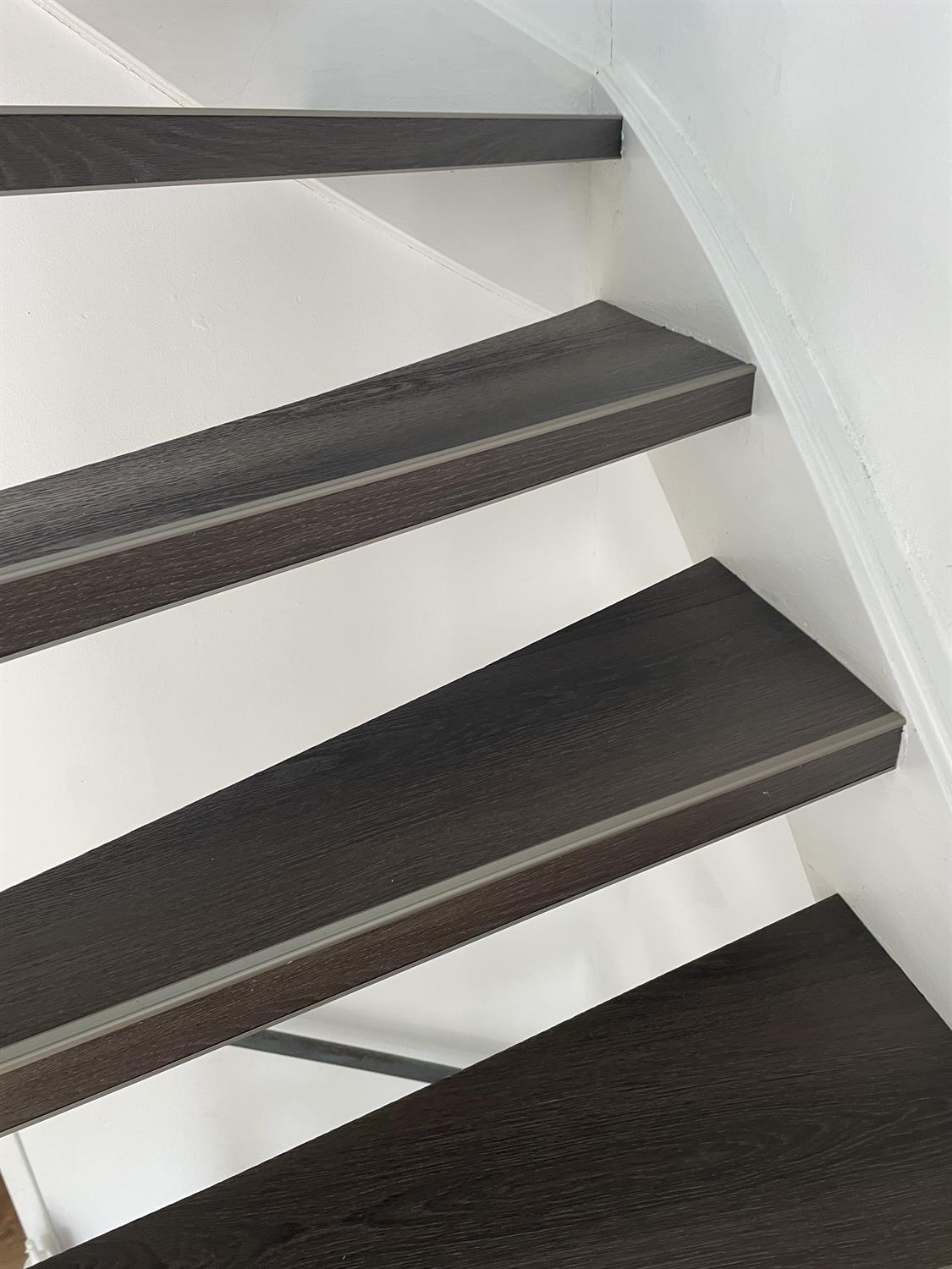 Trap Renovatie pvc Rivièva Masion Mountain Dark Trap Renovatie pvc Rivièva Masion Mountain Dark