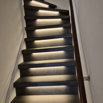 Europa parket traprenovatie eiken standaard met verlichting aan