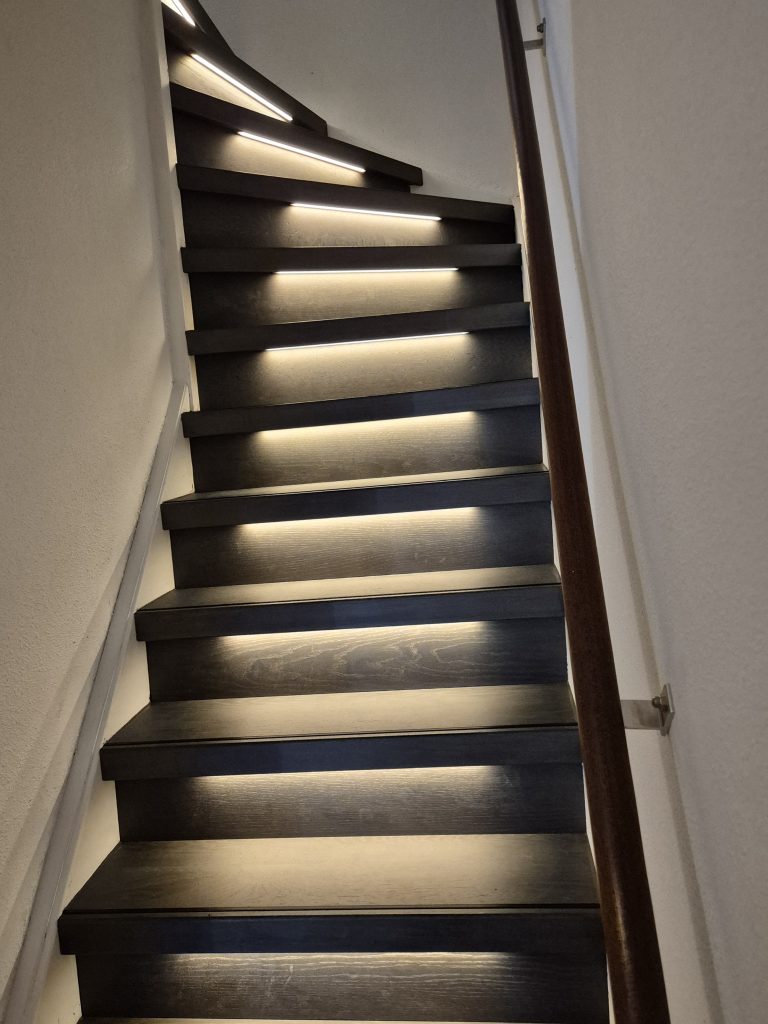 Europa parket traprenovatie eiken standaard met verlichting aan