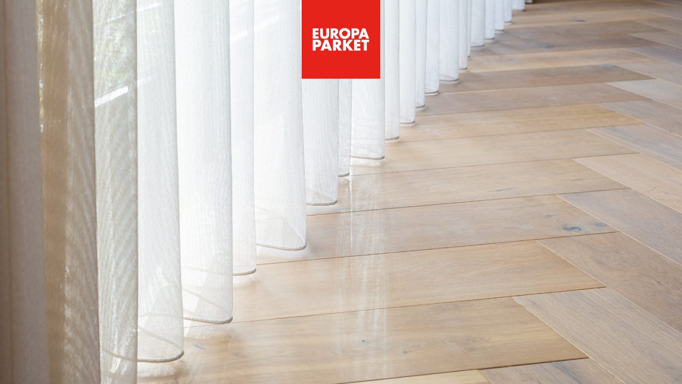 Houten visgraat vloer in woonkamer gordijnen