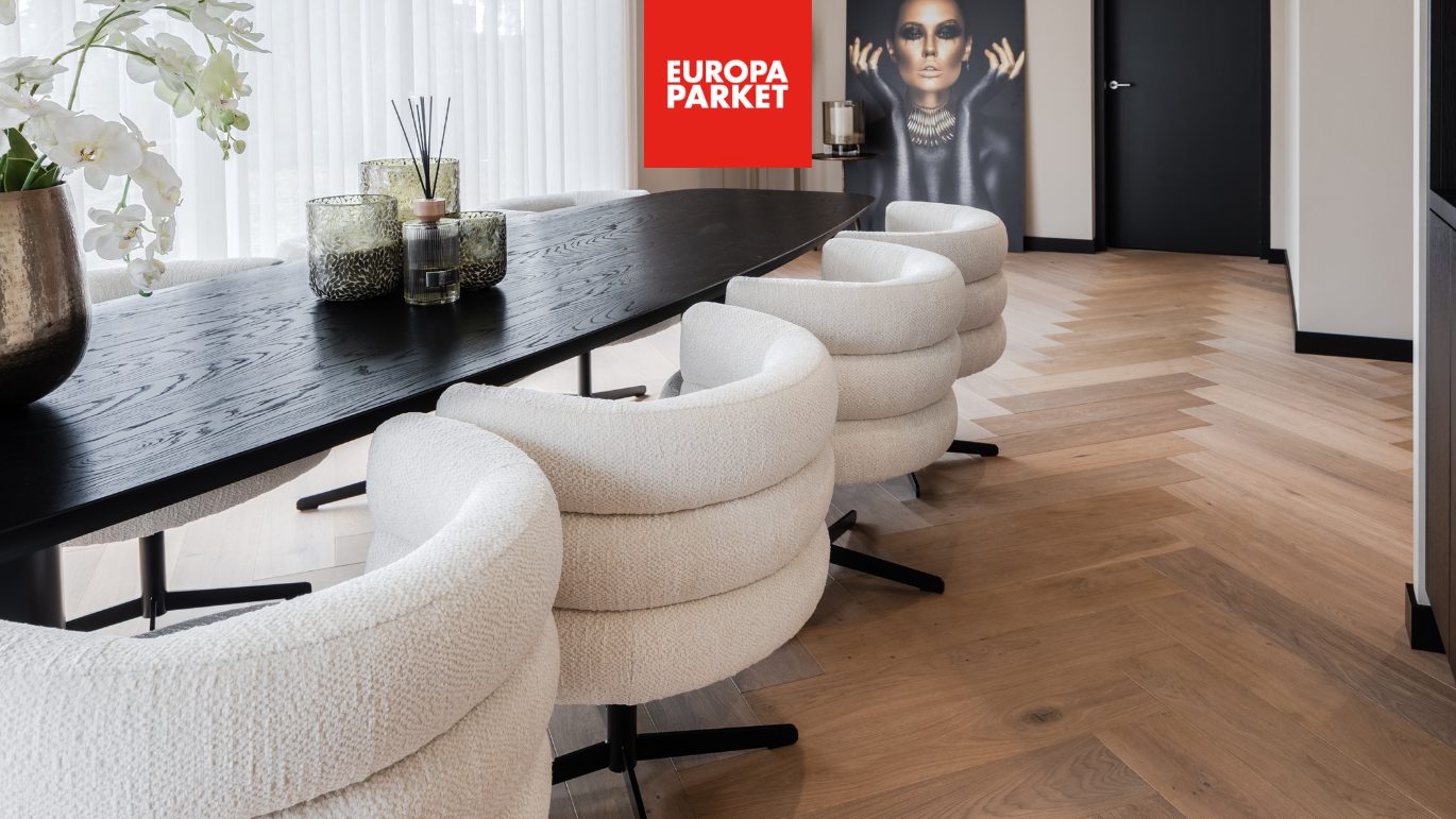 Houten visgraat vloer in eettafel met lichte stoelen