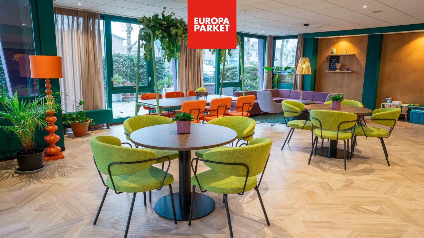 Centrale buurtcentrum Ontmoetingsruimte zit gedeelte met groene, oranje en paarse stoelen